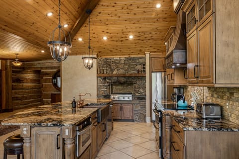 Chef's Gourmet Kitchen w/ Stainless Steel Appliances & Gas Stove