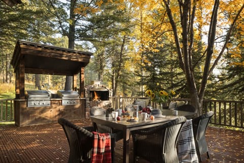 Private patio with outdoor dining - Summer