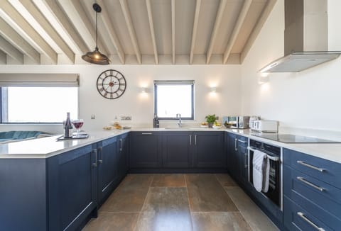 Fern, Ansty: The spacious modern kitchen