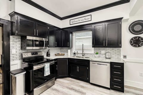 Well equipped kitchen with new appliances, utensils and everything you need to cook a wonderful meal for your visit.