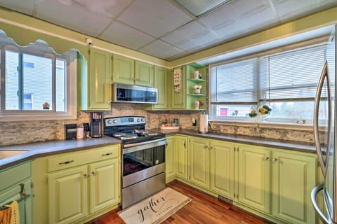 Fully Equipped Kitchen | Toaster Oven | Trash Bags/Paper Towels Provided