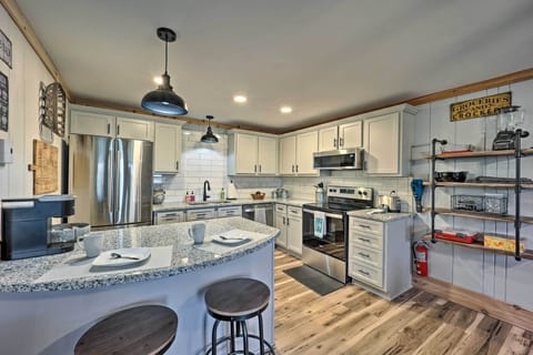 Fully Equipped Kitchen | Dishware & Flatware