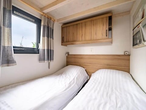 Property, Furniture, Comfort, Interior Design, Wood, Pillow, Bed, Real Estate, Lamp, Hardwood