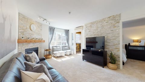 Welcome to Market Place Lodge! Your cozy mountain retreat in the heart of Whistler Village.