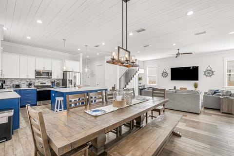 Never miss a moment, even during meals