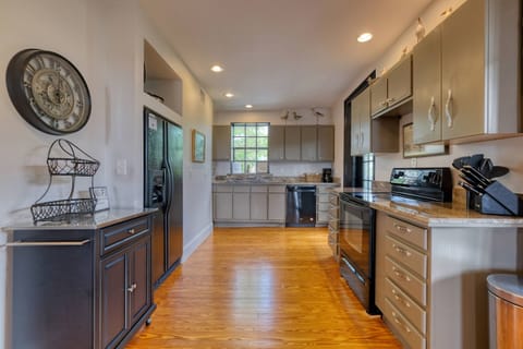 Large and Fully Equipped Kitchen