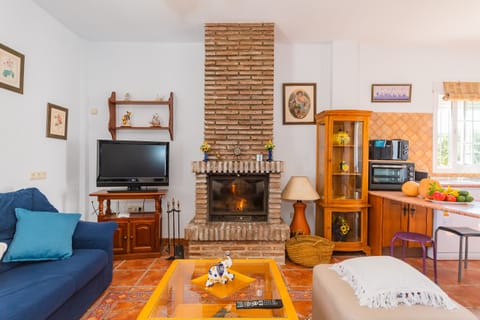 Enjoy the living room of this house with a fireplace in Coín
