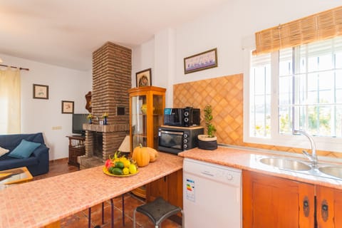 Enjoy the kitchen of this house with a fireplace in Coín
