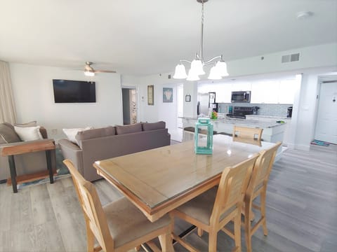 Living Room
Dining Area
Full Kitchen