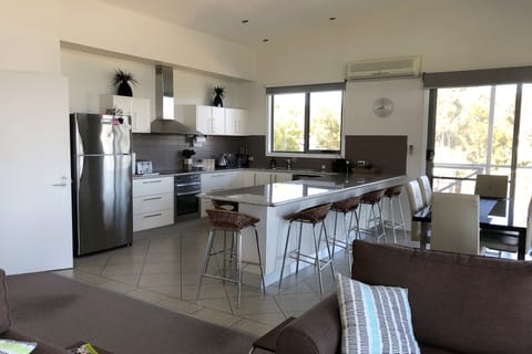 Kitchen/dining upper level