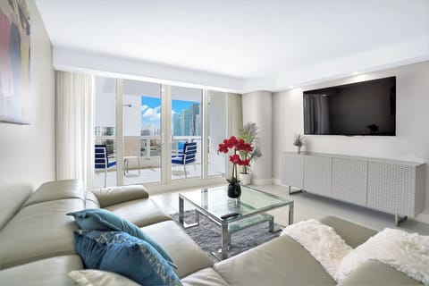 Living room, Tv, balcony access