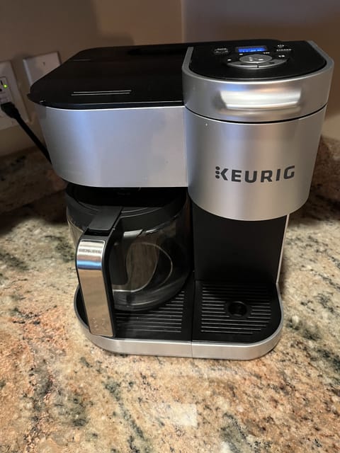 Keurig coffee maker with full-pot & single-serve K-cup brewing capabilities