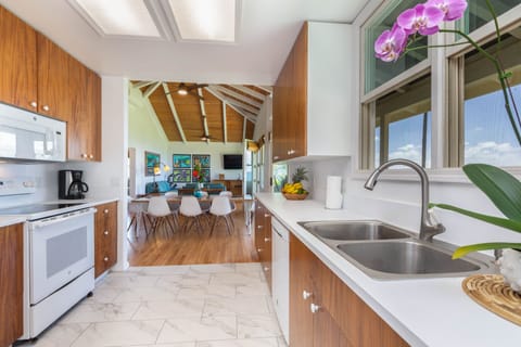 Kitchen / Dining Area