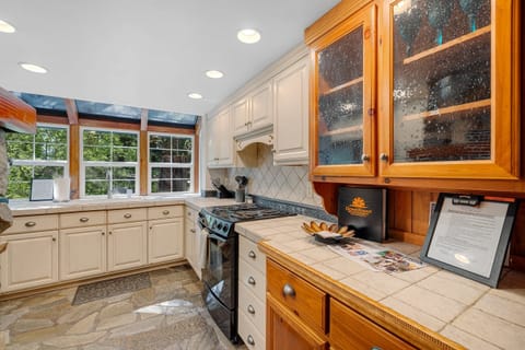 Bright kitchen, efficient and well stocked