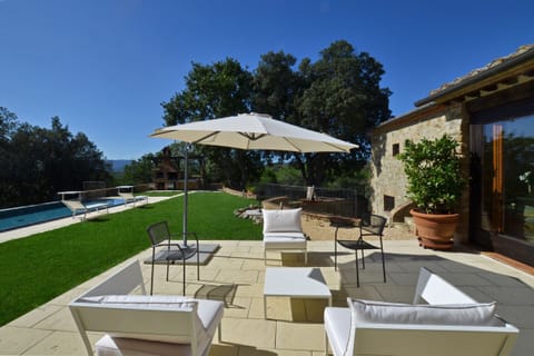 The equipped terrace outside the dining-room