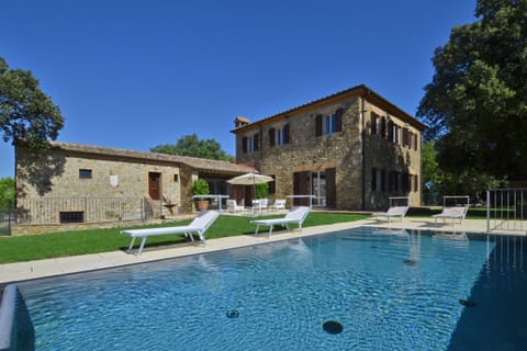 The Villa, the external separate suite and the charming equipped pool