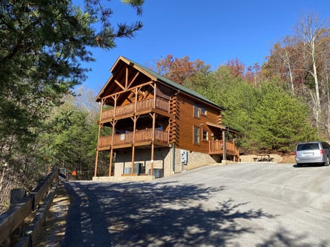 Beautiful, well maintained cabin with plentiful parking - no thru traffic