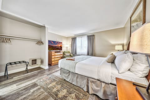 Unit with 1 King bed. Exact unit will be assigned upon arrival. Views, colors, and decor may vary.