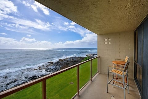 Breakfast or evening drinks on the lanai