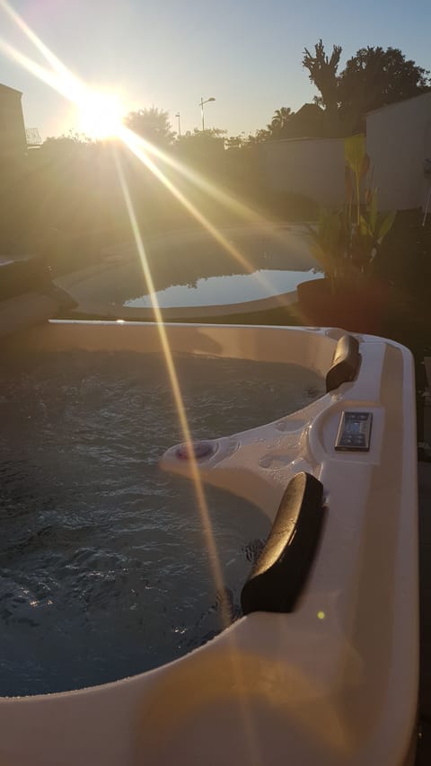 Outdoor spa tub