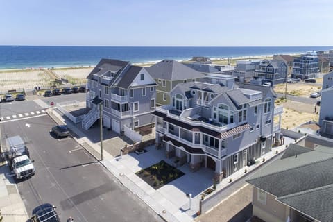 Although the listing shows a 5 minute drive to beach, its a 1 minute walk