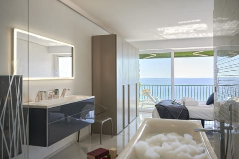 Watch the sea from the bathtub!