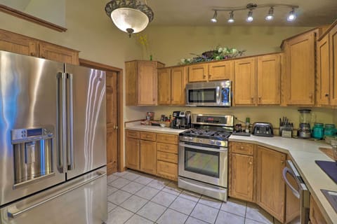 Kitchen | Fully Equipped w/ Cooking Basics