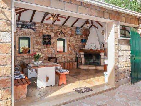 Building, Window, Wood, Plant, Interior Design, Flowerpot, Brick, Table, Brickwork, Cottage