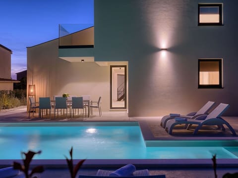 Water, Plant, Furniture, Property, Building, Swimming Pool, Pool, Light, Azure, Table
