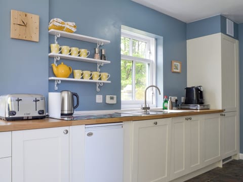 Kitchen | Eagles Gate Lodge, Banff