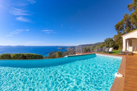 Your pool and its terrace above the villa are reserved for you, with a breath-taking view of the Mediterranean and the “Îles d’Or” islands.