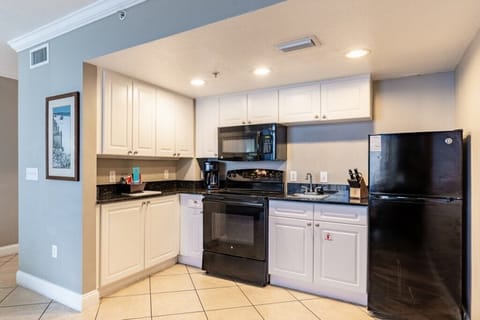 6ClubWyndhamPanamaCityBeach_suiteonekitchen-001