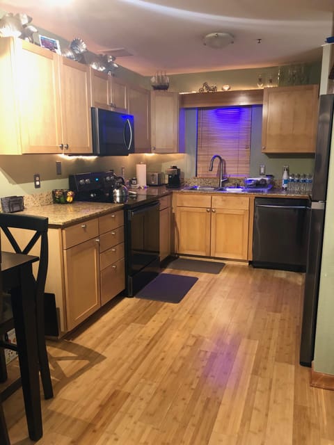 Remodeled kitchen and bamboo floors with all new Samsung appliances.
