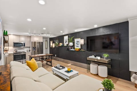 The soothing decor in the wonderful downtown space creates a relaxing retreat at the end of your busy day in Aspen.