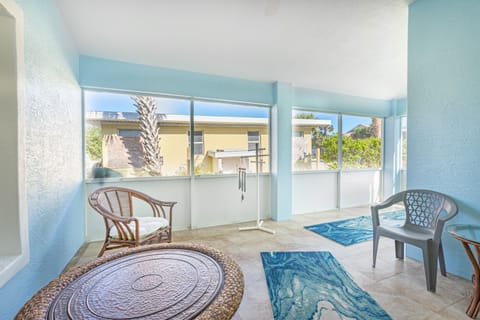 Sun-soaked Florida Room