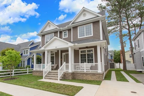 7 min. walk to beach and shops.