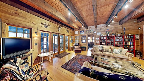 Beautiful lake and view, nicely appointed, great fireplace, fantastic screened-in porch.