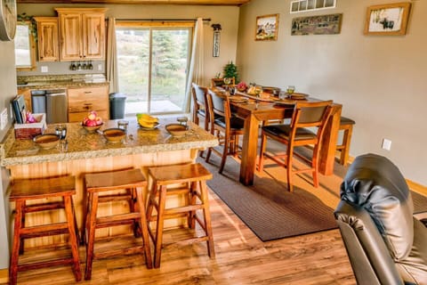 Breakfast Bar & Dining Area