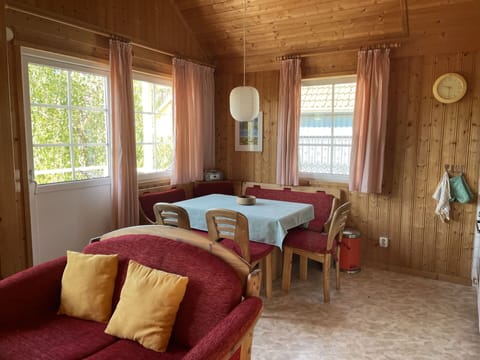 Property, Wood, Wood Stain, Rectangle, Hardwood, Composite Material, Symmetry