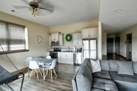 Buffalo Lodge- Lake View w/Pickleball Court Lodge in Table Rock Lake