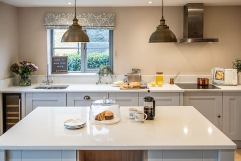 Benson Cottage Kitchen - StayCotswold