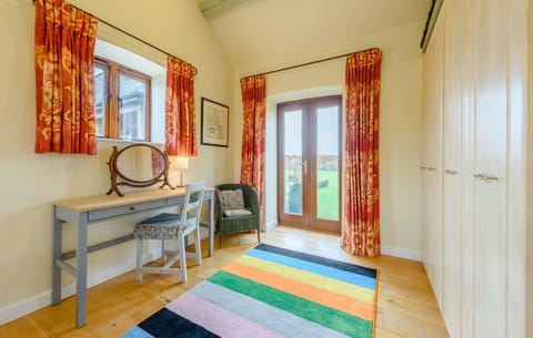 Coursehill Barn Annex Master bedroom - StayCotswold