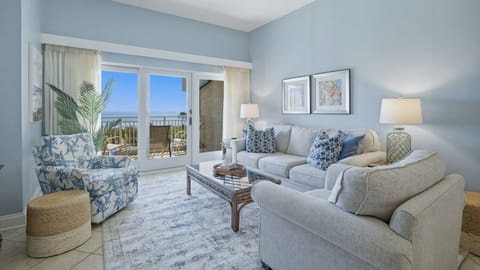 532 Shorewood - Living Area