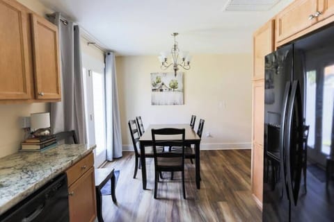 Dining table seating for 6