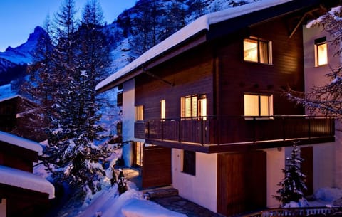 Chalet Zen by night with Matterhorn View