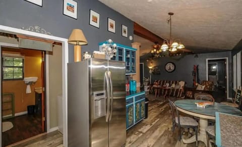 Side by side refrigerator with ice maker