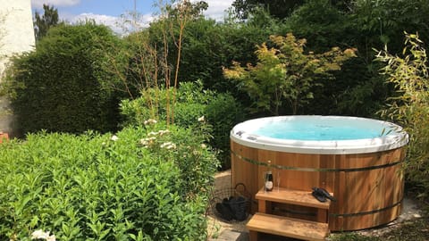 Hot tub, Kingscote Park House, Bolthole Retreats