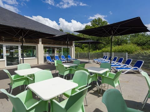 Property, Shade, Restaurant, Architecture, Leisure, Table, Building, Resort, Canopy, Real Estate