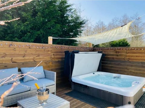 Woodys Retreat, Felmoor Park, 2 bedroom holiday home with hot tub