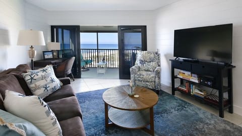 Relax w/ Smart TV and Comfortable Seating